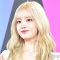 IVEリズ、圧巻美脚輝くミニスカ×透けタイツコーデに絶賛の声「レベチのスタイル」「デコ出し新鮮」 画像