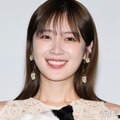 元乃木坂46高山一実、美脚際立つミニスカコーデの駅ショットに反響「スタイルの良さが引き立ってる」「ホームに普通にいるのびっくり」 画像