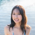 日向坂46金村美玖、湖水浴場で微笑む 封入ポストカード第3弾公開【機微】 画像