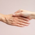 「なんだか手の老化が気になる」40・50代がやりがちな「手洗い＆食器洗いのNG習慣」とは？皮膚科医が教える「美しい手でいられるコツ」 画像