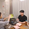 板野友美、夫・高橋奎二＆娘との家族団らん初公開「多少休んだらええのになって思うこともある」【エイジレスボーイズ】 画像