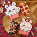 モモンガと古本屋のワンハンドピザ各1,600円　「ちいかわクリスマスマーケット」