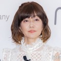 松本伊代、美脚輝くミニ丈赤チェック衣装姿 45周年記念ライブの写真に「永遠の16歳」「眩しすぎる」とファン絶賛 画像