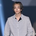 駒木根葵汰、パリは「地獄のような世界」現地で遭遇したデモの“恐怖”を伝える「顔を覆った群衆が劇場の周りを…」 画像