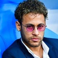 ネイマール、ついに姿を見せた！松葉杖なしでPSG戦を観戦、イメチェンも