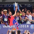 PSG、前代未聞のサプライズ！なんと相手の主将と一緒にトロフィー掲げる