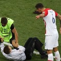 ロヴレンにボコられる写真が話題…W杯決勝の乱入者は有名バンド