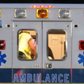 負傷選手を搬送するはずの救急車が停止…両チームの選手が協力して「助ける」 画像