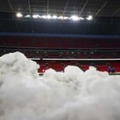 やめてあげて…サッカー審判、ファンから「雪の集中砲火」を浴びる