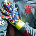 なんじゃこりゃ…ノイアーの「新GKグローブ」が凄いことに