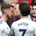 ダチョウ倶楽部か！プレミアリーグ、激怒からのキスでイエロー