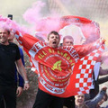 リヴァプールサポ、バルサ公式ショップで優勝を祝って大騒ぎ！笑いを誘う