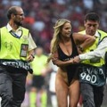 CL決勝に乱入の水着女性、UEFAから「すごい贈り物」を貰ってた！羨ましい 画像