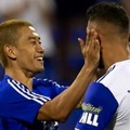 香川真司、サラゴサ若手ともう仲良し！愛しの「顔ペシペシ」がこれ