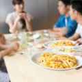 「特別高いお店に食べに行っていないのに、お金が貯まらない」という声をよく聞きます。実は、改善の余地があるかもしれません。今回は、お金を楽しく貯める人になるための外食の習慣についてお伝えします。