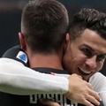 イケメンすぎ！ディバラとロナウドの「さりげないキス」場面がこれ