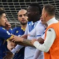 バロテッリに人種差別か…怒りのシュートを客席に蹴り込む「衝撃シーン」がこれ