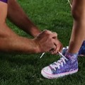 男の子とサッカー選手のキュートすぎる「靴ひも結び」がこれ