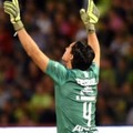 背番号4のGKが伝説ゴール！仰天の「100m超ロングシュート」がこれ