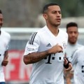 バイエルン選手も見とれる！天才ティアゴの「肩リフティング」がすごい