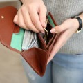 財布はお金を収納する大切な場所です。しかしながら、扱い方によってはお金が貯まるどころか、貧乏神ばかりが寄ってくる財布になってしまうことも。ポイントは財布の中身。どのようにすれば貧乏神を撃退できるのでしょうか。