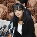 衆院予算委で質問を聞く森法相＝26日午前