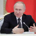 26日、ロシア・モスクワのクレムリンで開かれた作業部会で発言するプーチン大統領（タス＝共同）
