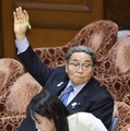 衆院予算委で答弁のため挙手する北村地方創生相＝27日午前