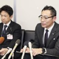 個人情報の流出について、市役所で記者の質問に答える青森県弘前市の職員ら＝2019年12月13日