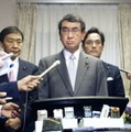 記者団の質問に答える河野防衛相＝2日午後、国会内