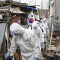 3日、ソウル市の低所得者層が住む地域を消毒する作業員ら（共同）