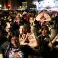 2019年11月、マドリードで14歳少女への集団レイプ事件の裁判判決に抗議する人たち（ロイター＝共同）