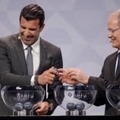 日本離れたフィーゴ、UEFA抽選会で赤っ恥…「かわいい赤面シーン」がこれ