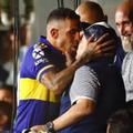 36歳テベス、59歳マラドーナと口と口でキス！「仰天キスシーン」がこれ