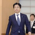 首相官邸に入る加藤厚労相＝8日午後