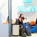 アムステルダム近郊のスキポール空港出発ラウンジで案内を待つKLMオランダ航空の乗客＝12日、スキポール（ロイター＝共同）