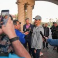 大会中止を受けて報道陣の質問に答えるビリー・ホーシェル（撮影：GettyImages)