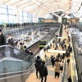 多くの人でにぎわう、開業したJR山手線・高輪ゲートウェイ駅＝14日、東京都港区