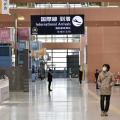 閑散とする関西空港の国際線到着ロビー＝16日