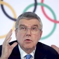 IOC理事会後に記者会見するバッハ会長＝4日、ローザンヌ（ロイター＝共同）