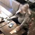 愛知県蒲郡市のフィリピンパブの防犯カメラに写った、新型コロナウイルス感染者の男性＝4日（店提供、画像の一部を加工しています）
