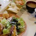 ピッチのすぐ隣で選手が食事するいわきFC。「食」について担当者に聞いてみた
