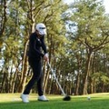 重心を低くすることで、インパクトで右足を使って地面を押せる（撮影：福田文平)