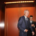 青木会長は時松選手会長とのフォトセッションに応じた後、足早に立ち去った
