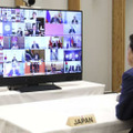 新型コロナウイルスへの対応を巡り、G20首脳との緊急テレビ電話会議に臨む安倍首相＝26日深夜、首相官邸（内閣広報室提供）