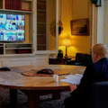 G20の貿易投資相会合をモニターで見守る英国のボリス・ジョンソン首相＝30日、ロンドン（ロイター＝）