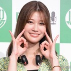 生見愛瑠、おさげ姿で印象ガラリ ミニスカから美脚のぞく「新鮮で可愛い」「何でも似合う」と絶賛の声 画像