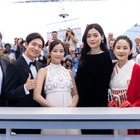 広瀬すず、10年ぶり「カンヌ国際映画祭」ヴィトンの白ドレス姿で登場 呼びかけに笑顔で応える【遠い山なみの光】 画像