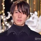 山下智久、傘をささず雨の渋谷楽しむオフショット話題「オーラ隠せてない」「遭遇したい」 画像
