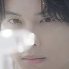 SixTONES松村北斗、“相棒”とハグ 新CMで息ぴったり共演「一緒にいるのが楽しくて癒される」 画像